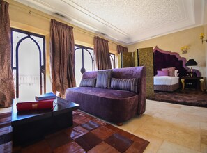 5 bedrooms, iron/ironing board, internet, bed sheets