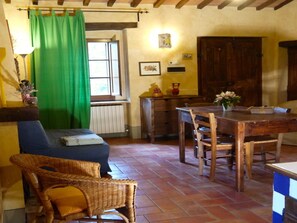 Fernseher, Kamin, Tischfußball, Tischtennisplatte