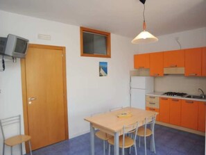 Kühlschrank, Herdplatte, Wasserkocher mit Kaffee-/Teezubehör, Esstisch