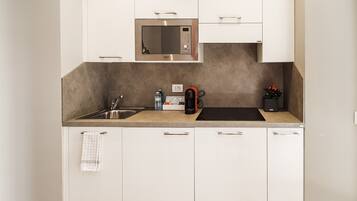 Frigorifero, microonde, piano cottura, macchina per tè/caffè