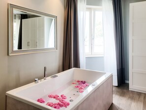 Shower, hair dryer, bidet, towels