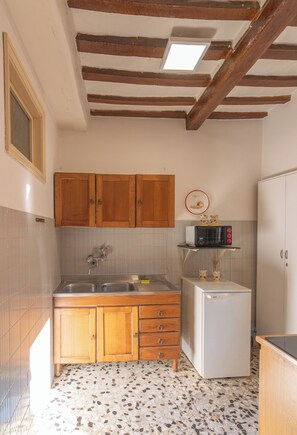 Kühlschrank, Ofen, Herdplatte, Wasserkocher mit Kaffee-/Teezubehör