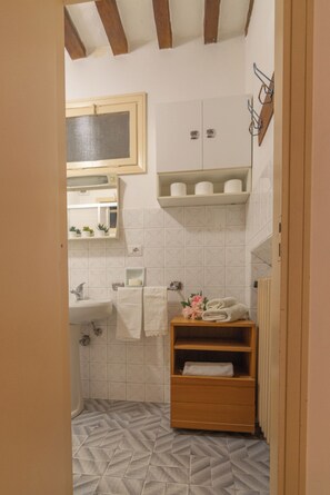 Serviettes fournies, savon, papier toilette