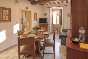 Dining - Casa Esposito - Holidays in the Heart of Gubbio, Medieval Umbria (Gubbio)