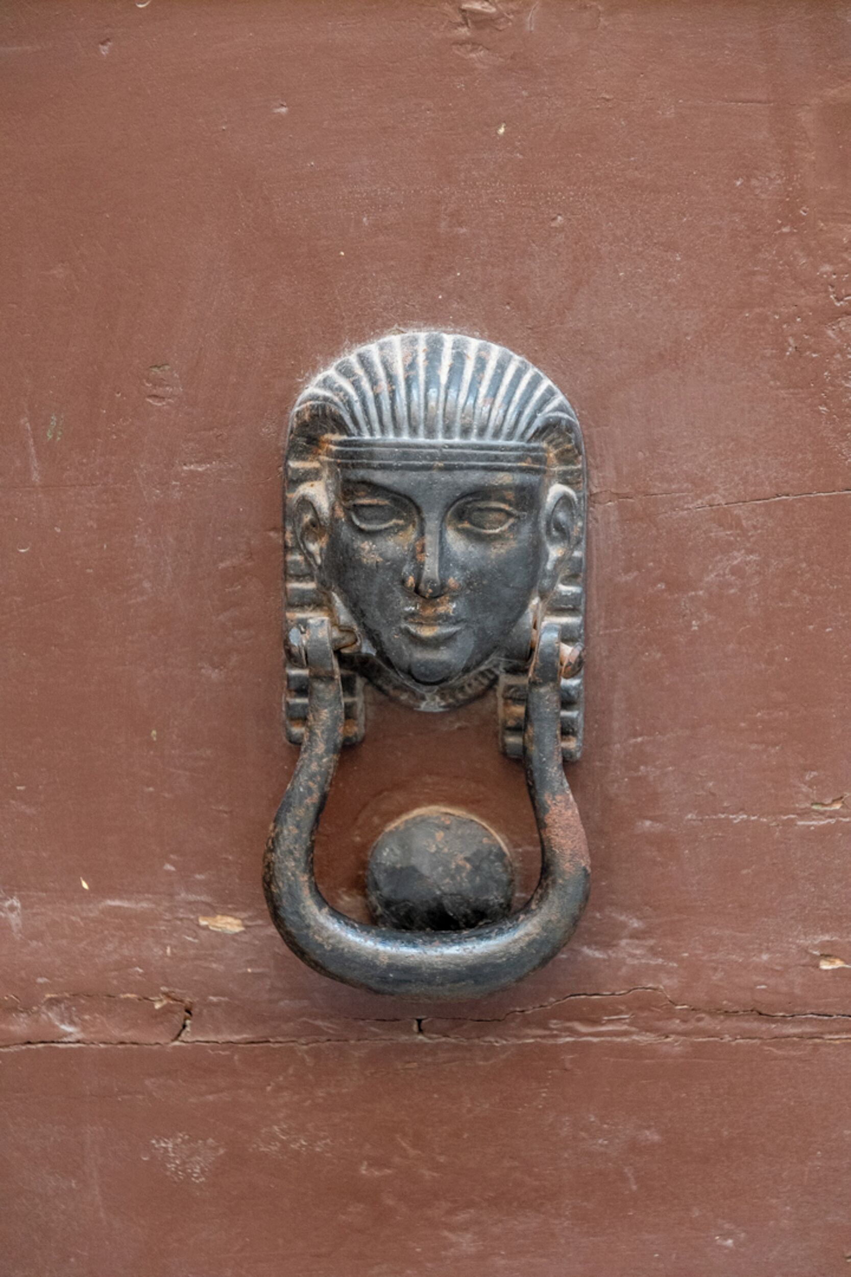 Een metalen deurklopper met een klassiek ontwerp.
