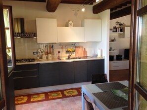 Frigorifero, microonde, forno, piano cottura