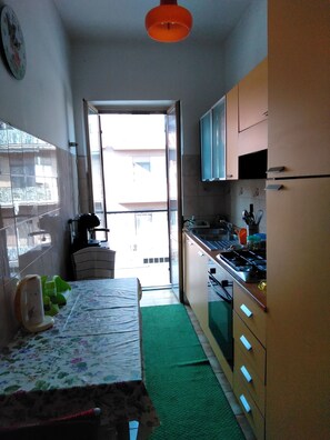 Réfrigérateur, four, plaque de cuisson, machine à expresso