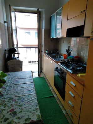 Kühlschrank, Ofen, Herdplatte, Espressomaschine