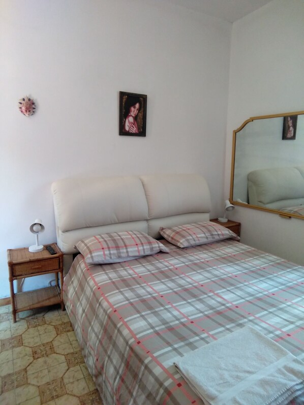 1 chambre, fer et planche à repasser, Wi-Fi, literie fournie