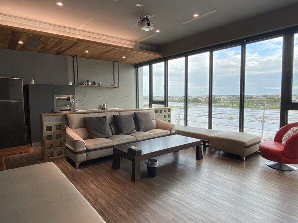 Kyl i allmänt utrymme, mikrovågsugn, stekbord och grytor/köksredskap