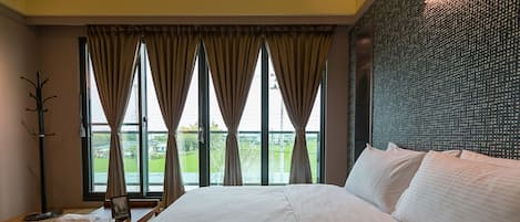 Economy Double Room, 1 Queen Bed, Balcony, Courtyard View | Individually decorated, blackout drapes, free WiFi, bed sheets