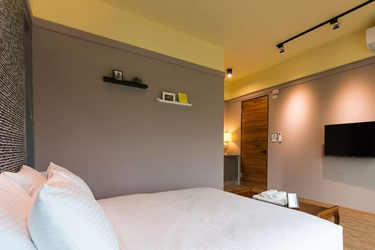 Economy-Doppelzimmer, 1 Queen-Bett, Balkon, Blick auf den Innenhof | Individuell dekoriert, Verdunkelungsvorhänge, kostenloses WLAN