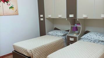 2 sovrum, strykjärn/strykbräda och sängkläder