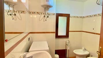 Dusch, hårtork, bidé och handdukar