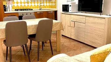 Køleskab, mikrobølgeovn, ovn, kogeplade