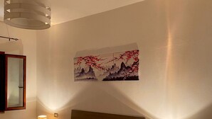 2 soverom, strykejern/-brett og sengetøy