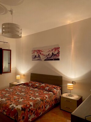 2 soverom, strykejern/-brett og sengetøy