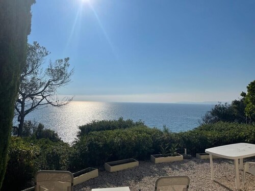 appartement dans maison , situé sous la terrasse et totalement indépendant.