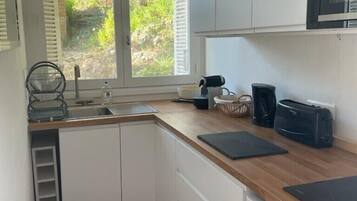 Réfrigérateur, micro-ondes, plaque de cuisson, lave-vaisselle