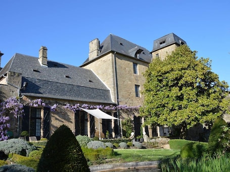 Façade de l’hébergement. Chateau de Lissac