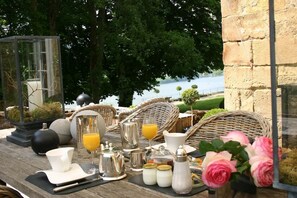Se ofrece un desayuno completo todos los días (por un coste adicional)