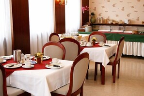 Daily buffet breakfast (EUR 9 per person) - Hotel Garni Försterhof (Kronach)