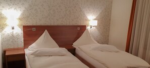 Comfort Double Room | Desk, laptop workspace, blackout drapes, free WiFi - Hotel Garni Försterhof (Kronach)