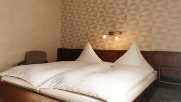 Doppelzimmer | Schreibtisch, laptopgeeigneter Arbeitsplatz, Verdunkelungsvorhänge