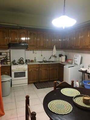 Frigorífic, forn, placa de cuina i cafetera i tetera 
