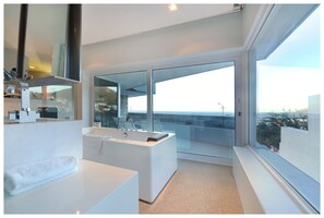 Hydromassage showerhead, free toiletries, hair dryer, towels