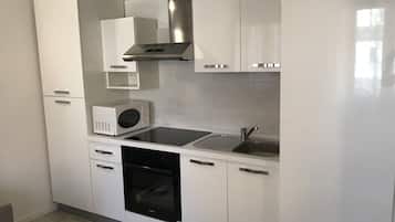 Frigorifero, microonde, forno, piano cottura
