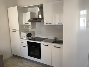 ثلاجة، ميكروويف، فرن، موقد طهي مسطح