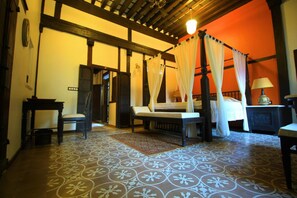 King Heritage Room- Gauri | In-room safe, desk, rollaway beds, free WiFi - Deewanji Ni Haveli (Ahmedabad)