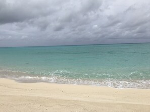 En la playa, camastros y toallas de playa 