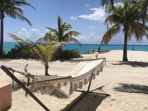 En la playa, camastros y toallas de playa 