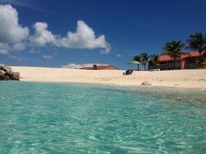 En la playa, camastros y toallas de playa 