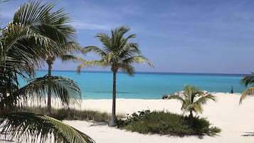 Plage, chaises longues, serviettes de plage