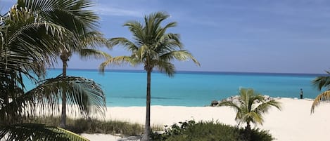 Sulla spiaggia, lettini da mare, teli da spiaggia