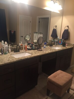 Combined shower/tub, hair dryer, towels, toilet paper - Masters home rental -  (Evans)