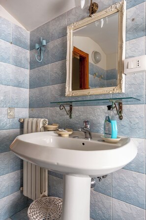Dusche, Haartrockner, Bidet, Handtücher