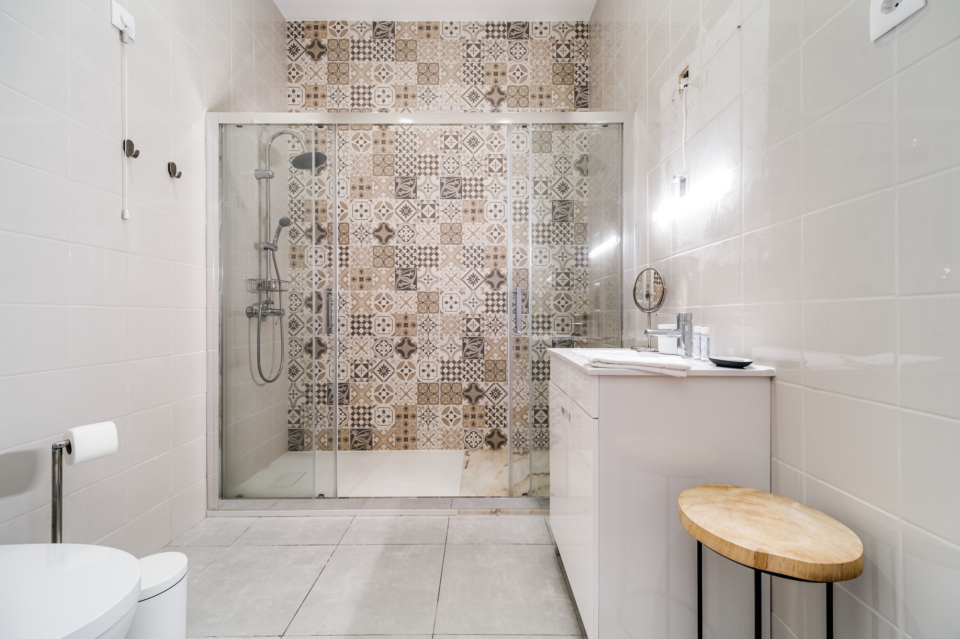 Basic-Studiosuite | Badezimmer | Dusche, Regendusche, Haartrockner, Handtücher