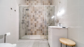 Basic-Studiosuite | Badezimmer | Dusche, Regendusche, Haartrockner, Handtücher
