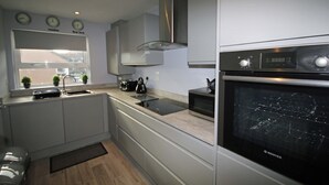 Harbour View City Centre Apartment | Private kitchen | Fridge, microwave, oven, stovetop - Harbour View City Centre Apartment (Belfast)