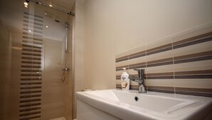 Harbour View City Centre Apartment | Bathroom | Free toiletries, hair dryer, towels, toilet paper - Harbour View City Centre Apartment (Belfast)
