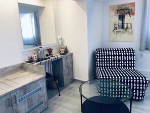 Studio (102) | Premium bedding, in-room safe, desk, laptop workspace - White 11 (Larnaca)