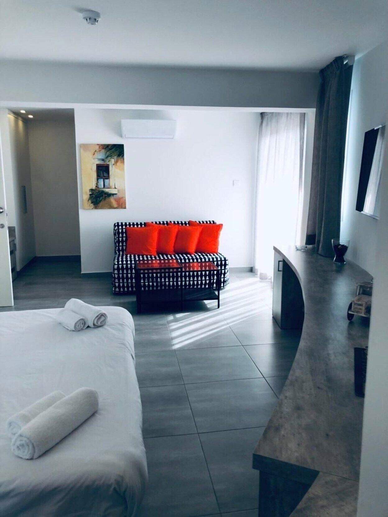 Ropa de cama de alta calidad y caja de seguridad en la habitación 