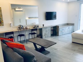 スタジオ バルコニー (203) | 高級寝具、セーフティボックス (室内)、デスク、ノートパソコン用作業スペース