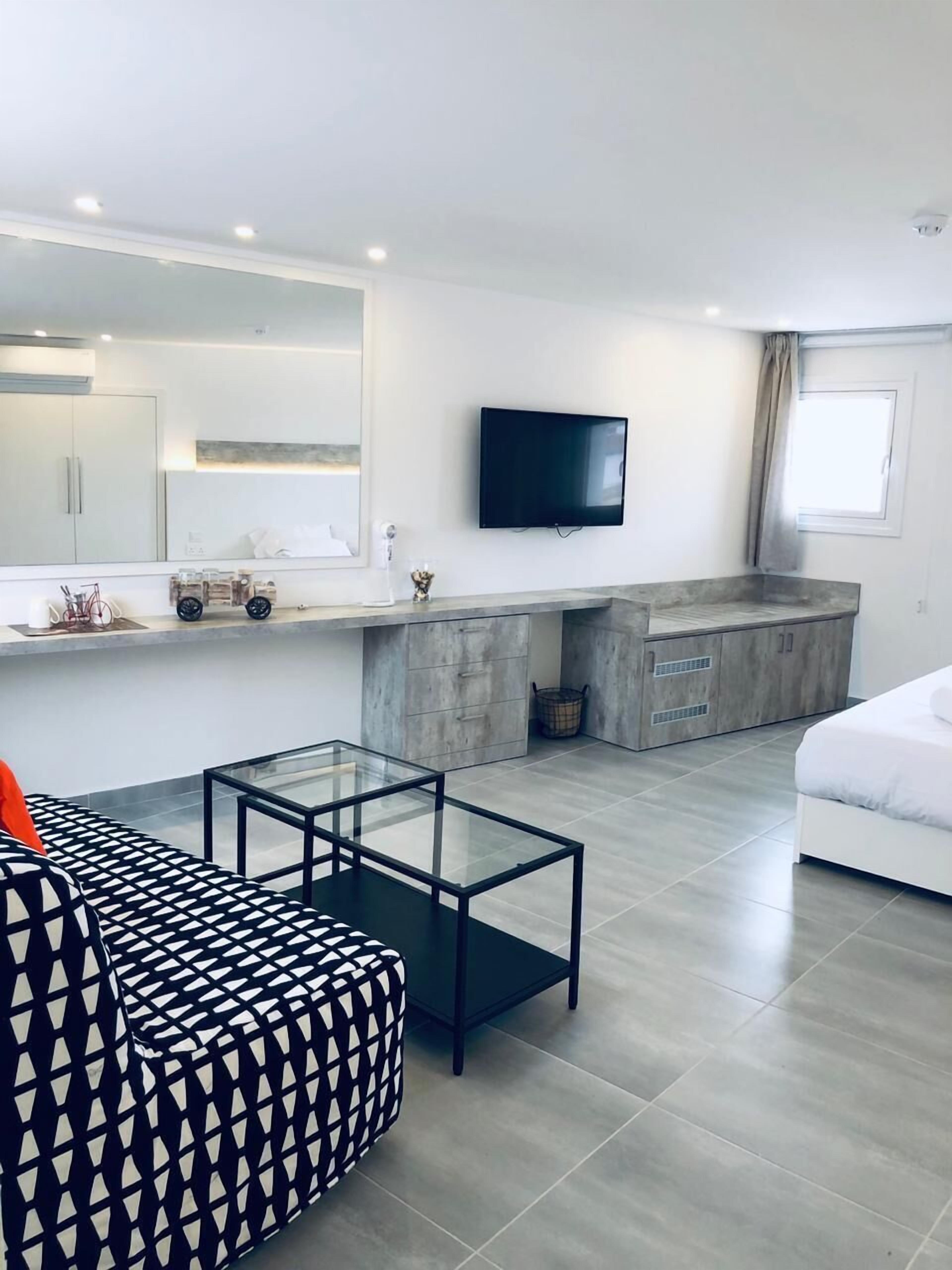 أغطية فراش متميزة وخزنة داخل الغرفة ومكتب ومساحة عمل للكمبيوتر المحمول