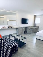 Ropa de cama de alta calidad y caja de seguridad en la habitación 