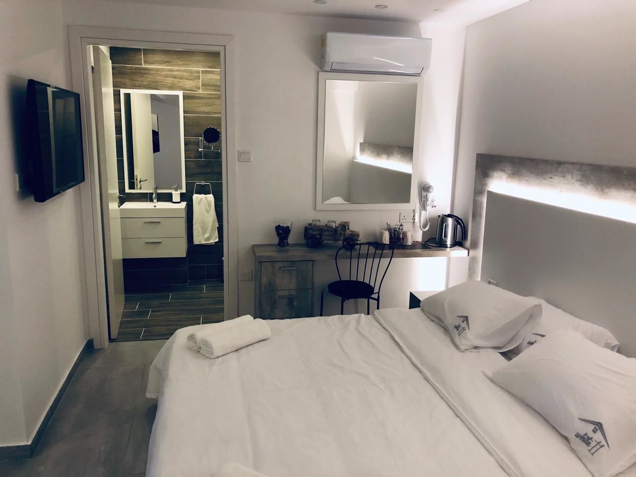Ropa de cama de alta calidad y caja de seguridad en la habitación 